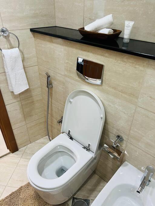 1 Bed Apartment With Sea View, Pool, Gym & Free Parking In Dubai Marina Eksteriør bilde